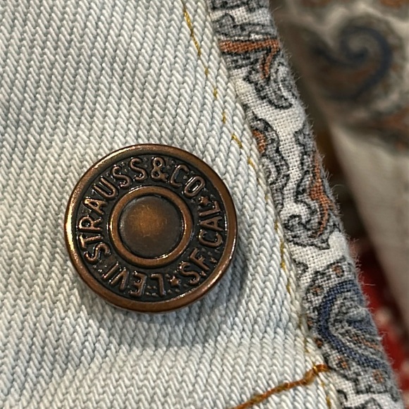 Levi’s Trucker Upcycled Lightwash Denim Vest Red Paisley Bandana Print Unisex - Picture 12 of 17